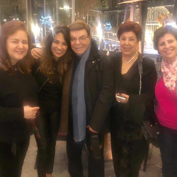 شاهد: ابنة الفنانة الراحلة ناهد شريف تزور قبر والدتها للمرة الأولى منذ وفاتها قبل 38 عاماً !