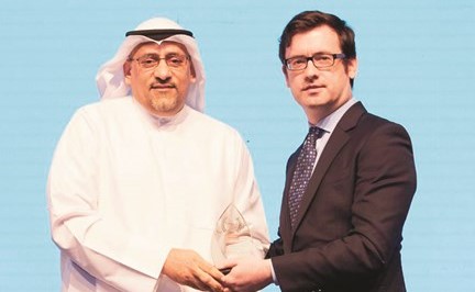 عيسى الكوهجي متسلما الجائزة﻿