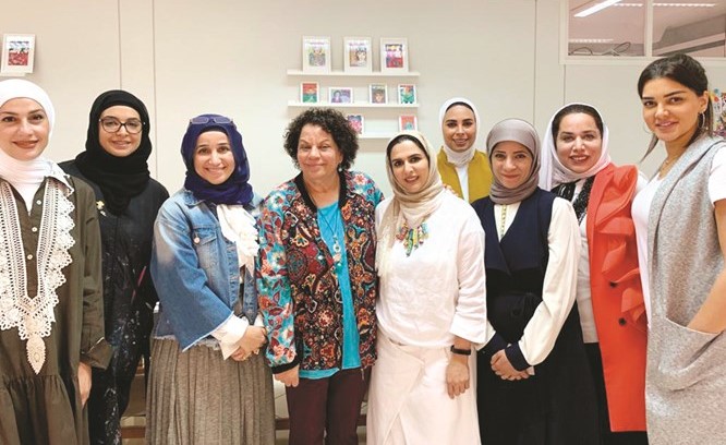 الفنانة ثريا البقصمي مع عدد من المشاركات في المشروع الفني﻿