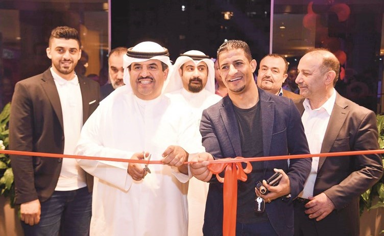 الشيخ دعيج الخليفة وكمال منصور خلال قص شريط الافتتاح﻿