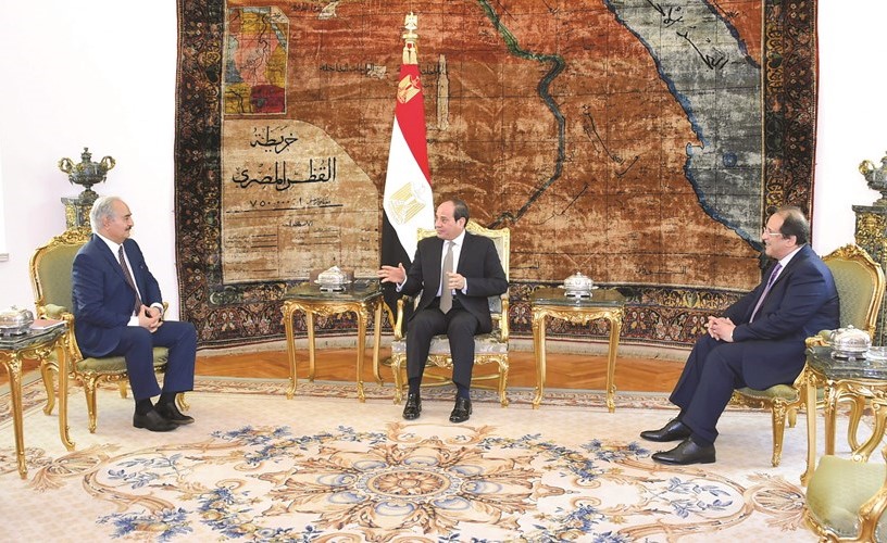  الرئيس عبدالفتاح السيسي مستقبلا المشير خليفة حفتر القائد العام للقوات المسلحة الليبية بحضور اللواء عباس كامل رئيس جهاز المخابرات العامة﻿