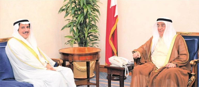  الشيخ محمد بن مبارك آل خليفة مستقبلا السفير الشيخ عزام الصباح﻿