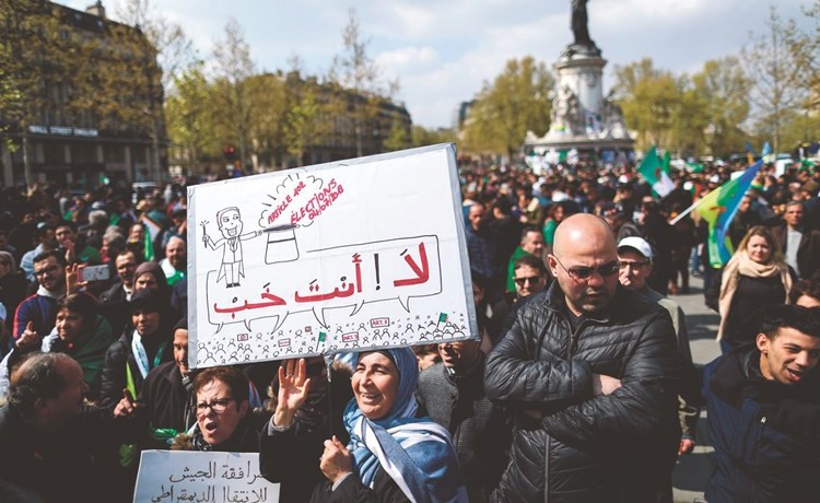 جزائريون يتظاهرون في باريس ضد حكومة بلادهم أمس 	(أ.ف.پ)﻿