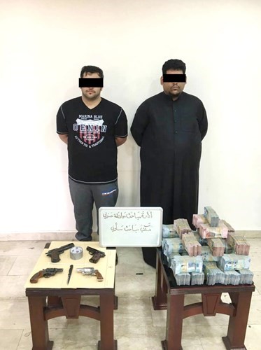 صورة أرشيفية للمتهمين بعد ضبطهما من قبل رجال الأمن ﻿