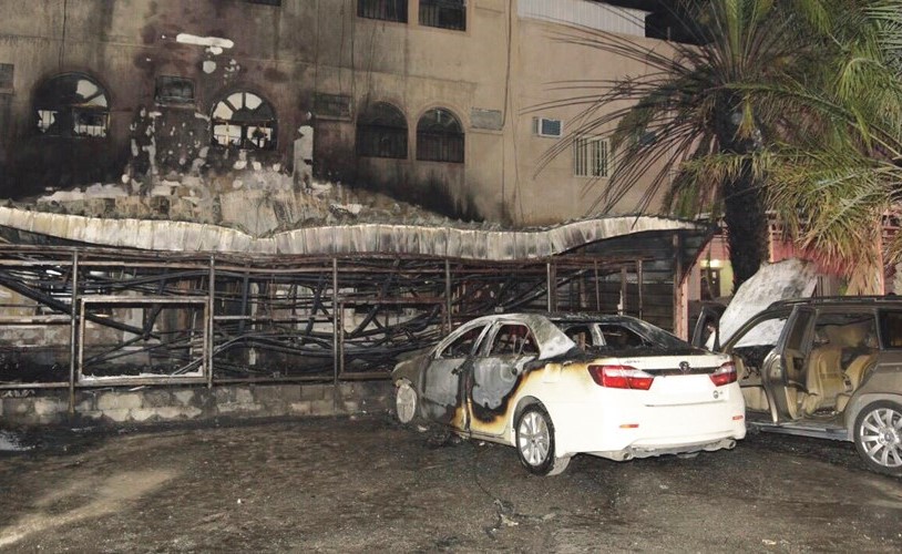 وألسنة اللهب تشعبت وأتت على سيارتين على الأقل ﻿