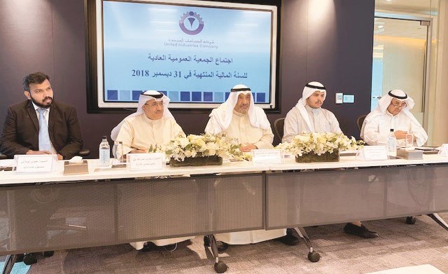 الشيخ خليفة العبدالله الجابر الصباح متوسطا الشيخ صباح محمد الصباح وسعدون علي خلال العمومية ﻿