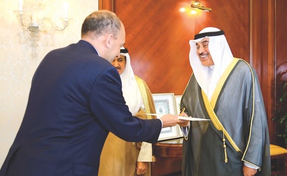 الشيخ صباح الخالد يتسلم نسخة من أوراق اعتماد سفير موريتانيا الجديد محمدن ولد داداه﻿