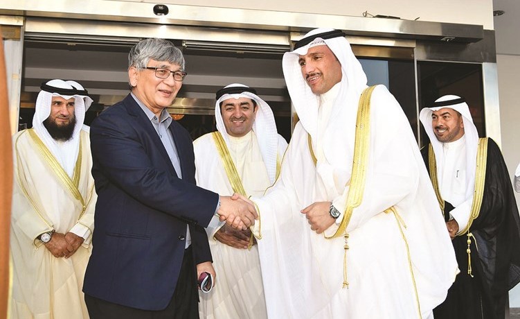 الرئيس الغانم مستقبلا رئيس مجلس النواب الماليزي محمد عارف يوسف والوفد المرافق له﻿