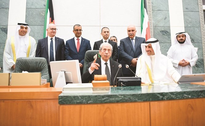 رئيس مجلس الأمة مرزوق الغانم مع رئيس البرلمان التونسي محمد الناصر والوفد المرافق له على المنصة﻿