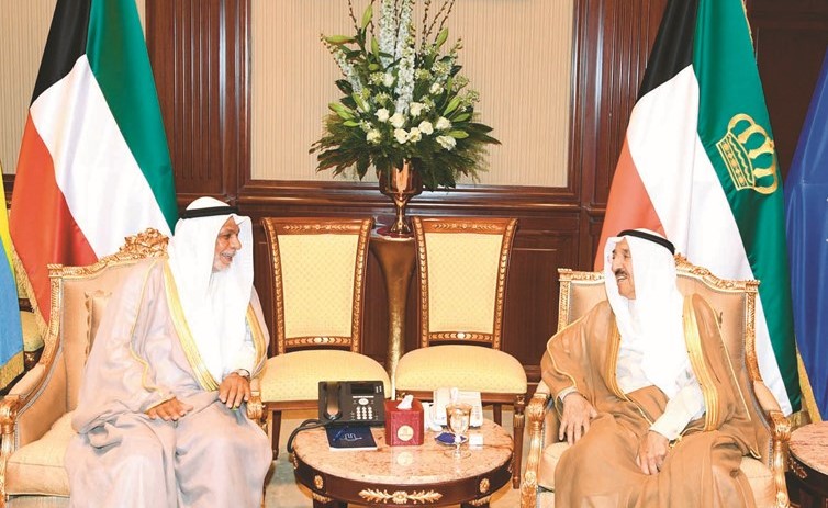 صاحب السمو الأمير الشيخ صباح الاحمد مستقبلا المستشار يوسف المطاوعة﻿