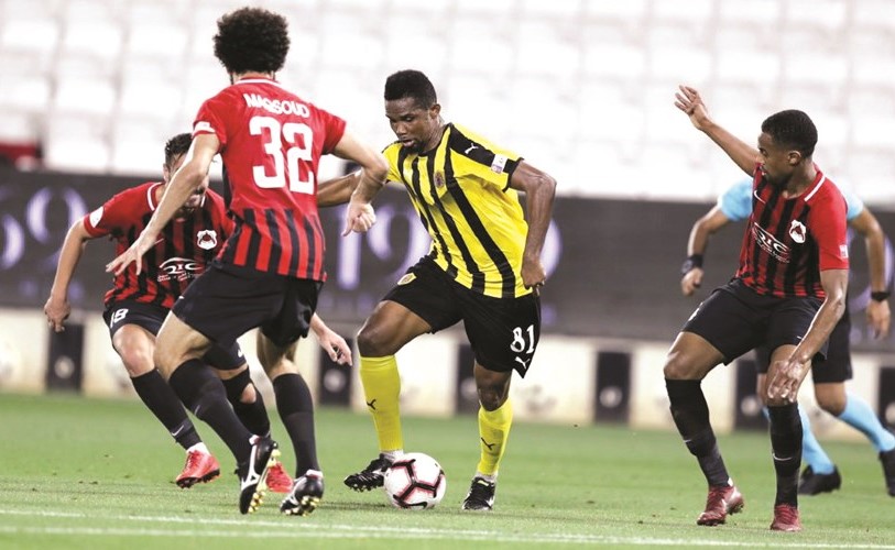 لاعب قطر إيتو محاصرا من لاعبي الريان﻿