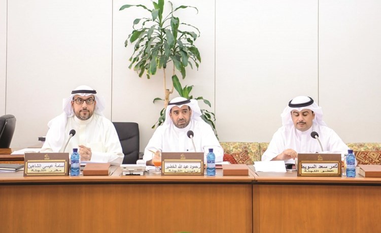 اللجنة الصحية خلال اجتماعها﻿