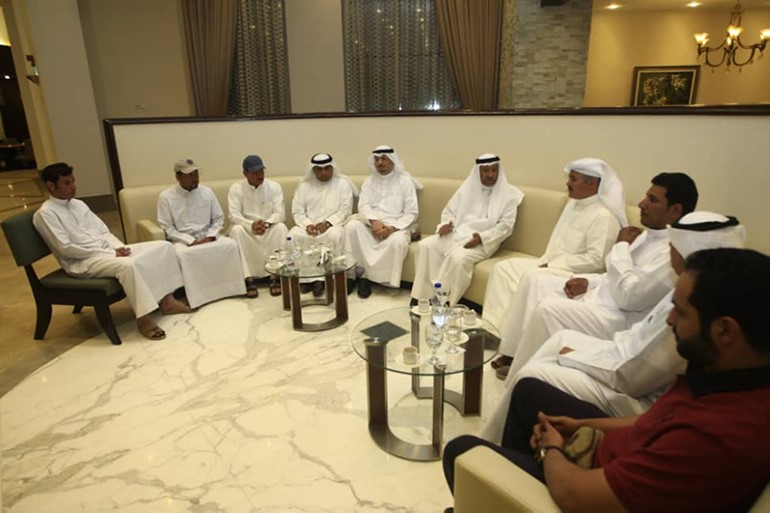 السفير الكويتي في الخرطوم بسام القبندي وأعضاء السفارة يستقبلون المواطنين العائدين من ولاية سنار