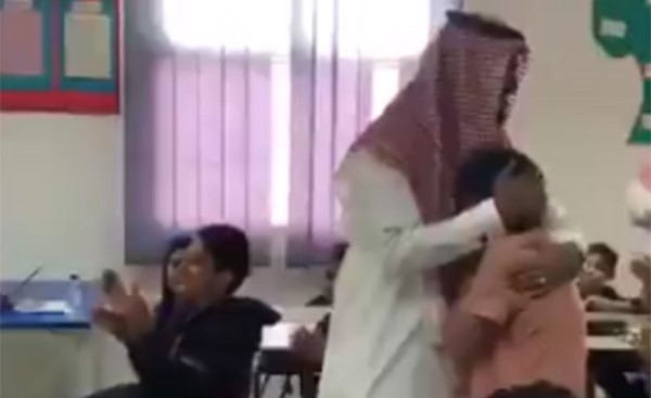بالفيديو.. ردة فعل طفل سعودي شاهد مقطعًا لوالده من الحد الجنوبي