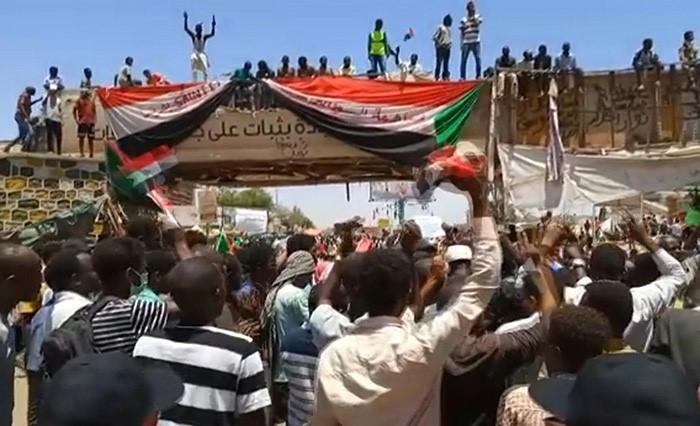 قادة المجلس العسكري في السودان أمام ضغوط لنقل السلطة إلى حكومة مدنية