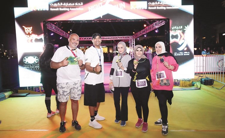 مجموعة من موظفي الأهلي المتحد المشاركين في السباق ﻿