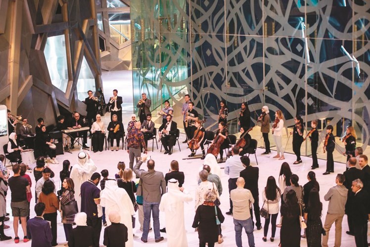 طلاب لابا في عرض موسيقي مع أعضاء أوركسترا الفيلهارموني الملكي في بهو مركز جابر الأحمد الثقافي﻿