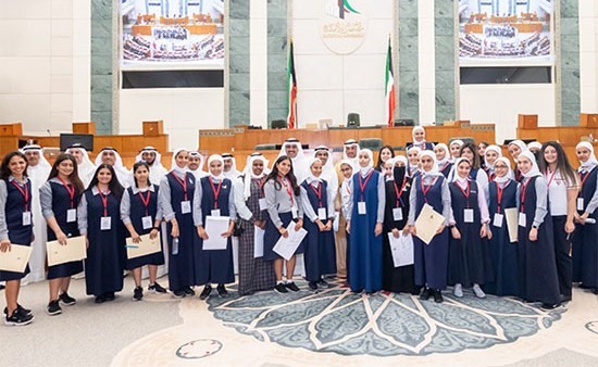 الرئيس مرزوق الغانم مع عضوات برلمان الطالب المشاركات في الجلسة