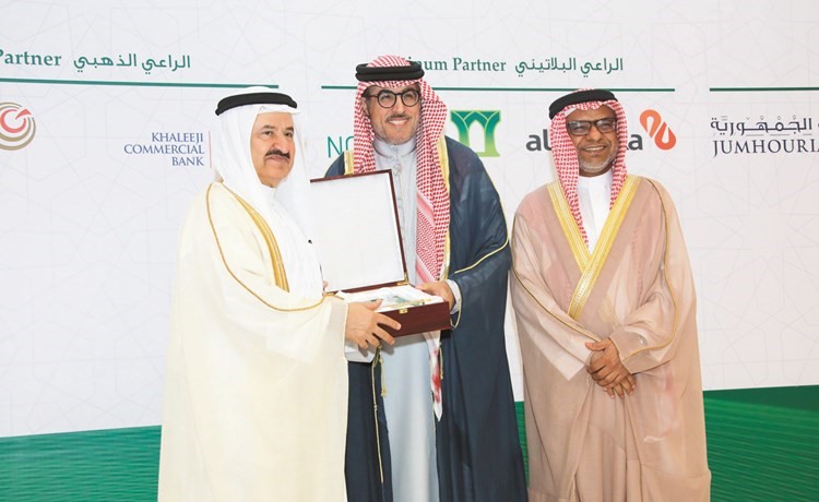 عبد الحكيم الخياط متسلما درع التكريم﻿