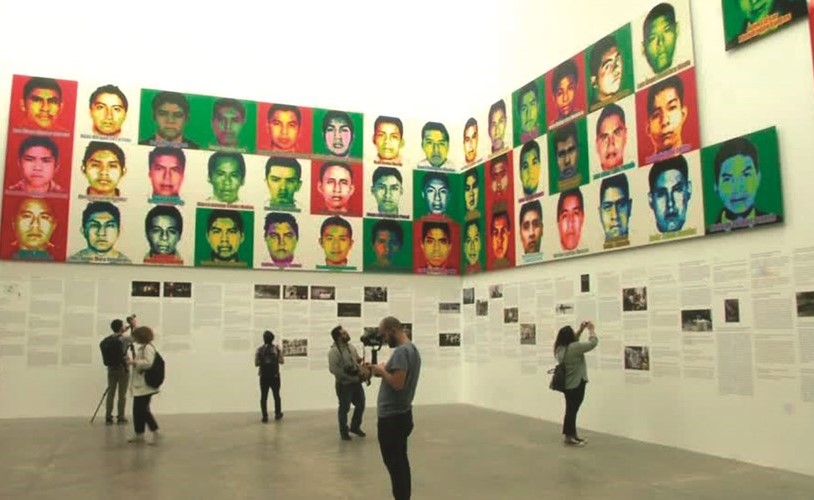 إعادة تأسيس الذكريات يتضمن صورا كبيرة للطلاب مصنوعة من مليون قطعة ليجو بألوان متنوعة﻿