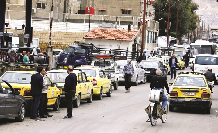 سيارات تنتظر دورها الطويل أمام محطة للوقود في دمشق 	- (أ.ف.پ)﻿