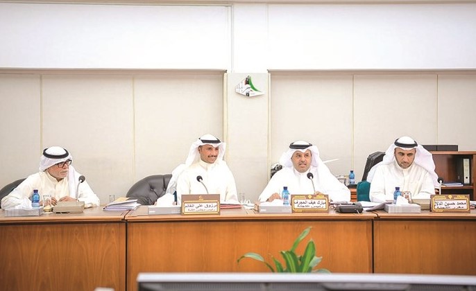 الرئيس مرزوق الغانم متوسطا محمد الدلال ومبارك الحجرف وصلاح خورشيد خلال اجتماع اللجنة﻿