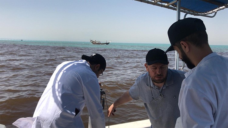 البيئة ترصد ظاهرة المد الأحمر في المنطقة البحرية الممتدة من الجزيرة الخضراء وحتى المنطقة المجاورة لمشروع جسر جابر