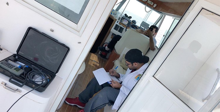البيئة ترصد ظاهرة المد الأحمر في المنطقة البحرية الممتدة من الجزيرة الخضراء وحتى المنطقة المجاورة لمشروع جسر جابر