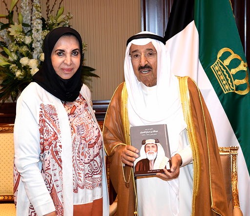 صاحب السمو الأمير الشيخ صباح الأحمد والشيخة سعاد الصباح لدى إهدائها الكتاب لسموه