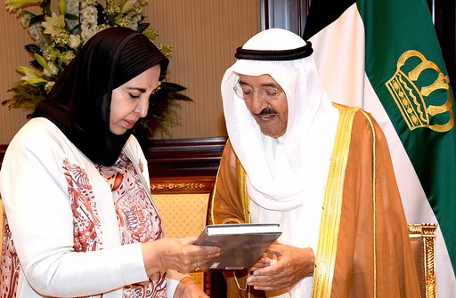 صاحب السمو يتسلم كتاب "الكويت في عهد عبدالله بن صباح الصباح" من الشيخة سعاد الصباح