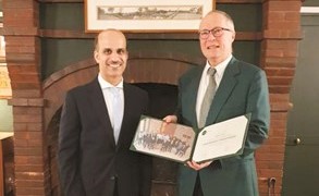 بدر العلي في مقر كلية انسياد لإدارة الأعمال﻿