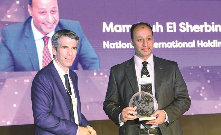 ممدوح الشربيني متسلما الجائزة ﻿