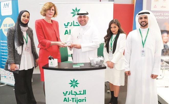 محمد البلام وروضة عوض رئيس الجامعة الأمريكية وفريق عمل البنك في جناح التجاري﻿