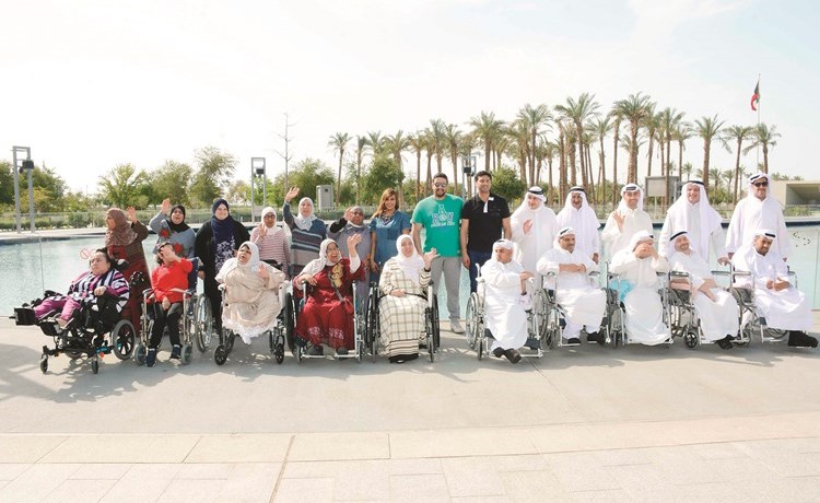 لقطة تذكارية مع عدد من المشاركين﻿