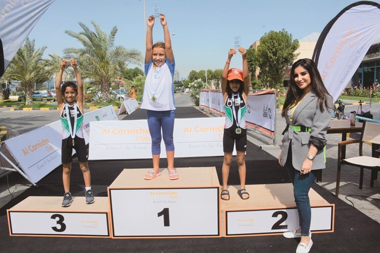 مروة بحروه مع الأطفال الفائزين بالمراكز الأولى﻿