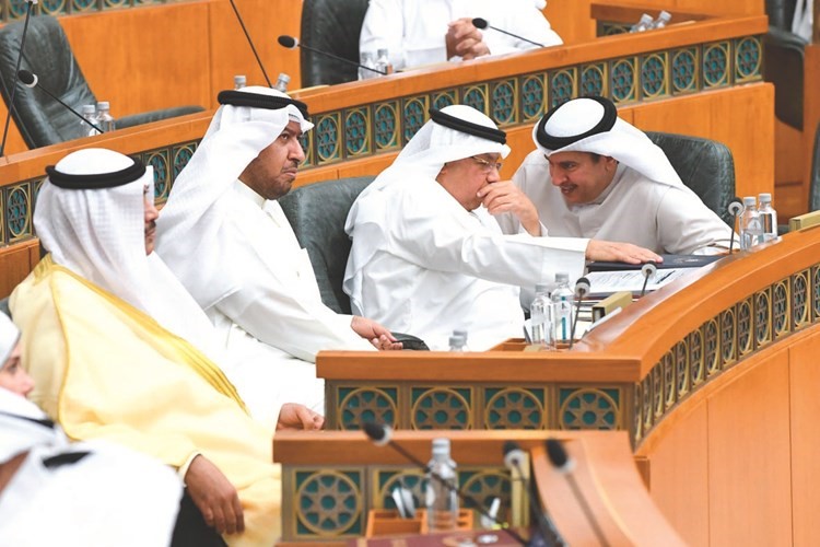 حديث بين م.محمد الهدية والشيخ خالد الجراح ويبدو د.فهد العفاسي والشيخ صباح الخالد﻿