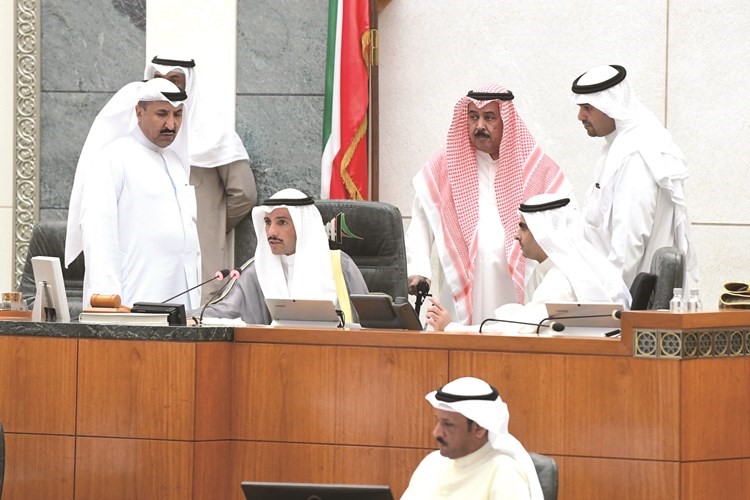 الغانم ورياض العدساني وأنس الصالح وخلف دميثير وسعد الخنفور على المنصة- ( هاني الشمري)﻿