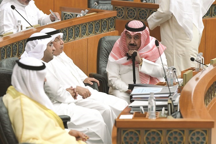 خلف دميثير خلال الجلسة﻿