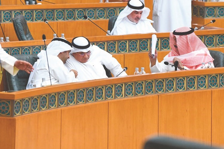 الشيخ خالد الجراح يستمع لحديث د.نايف الحجرف وبجانبه خلف دميثير ﻿