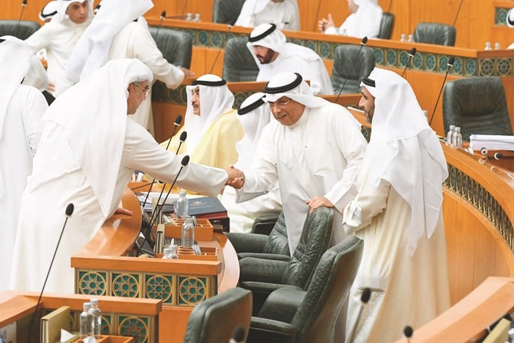 مصافحة بين الشيخ خالد الجراح وخالد الشطي ويبدو محمد الدلال﻿
