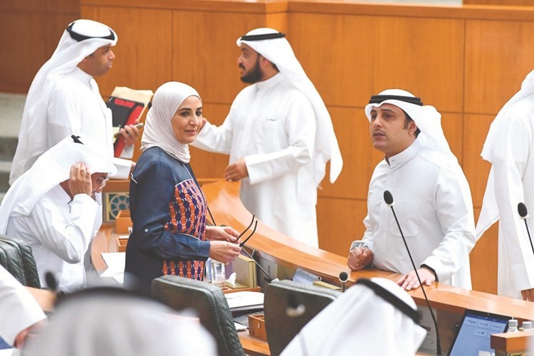 أحمد الفضل ومريم العقيل ود.محمد الحويلة ود.خالد الفاضل﻿