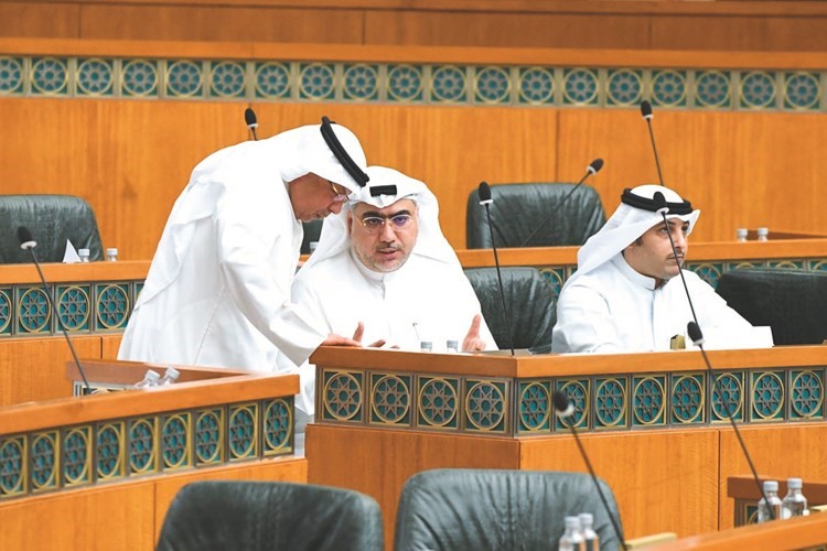 حديث بين خالد الشطي والشيخ خالد الجراح ويبدو أحمد الفضل﻿