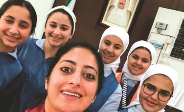 فرح شعبان مع عدد من الطالبات﻿