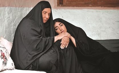 بثينة الرئيسي مع الفنانة القديرة اسمهان في العمل﻿