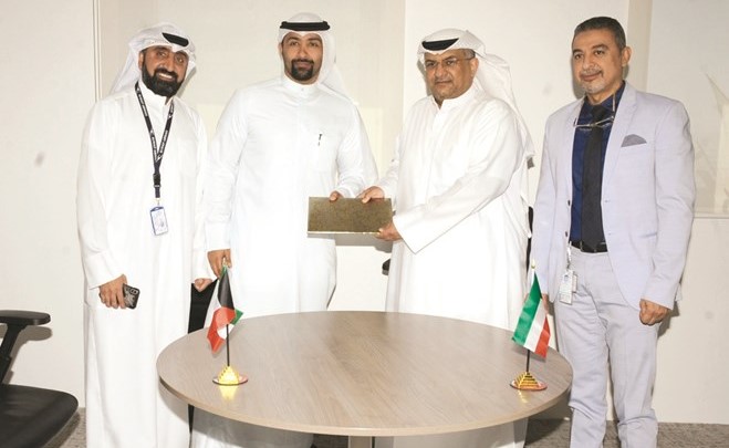 إبراهيم الربيعان وباقر خريبط يتوسطان فهد الكندري وحسام الصاوي﻿