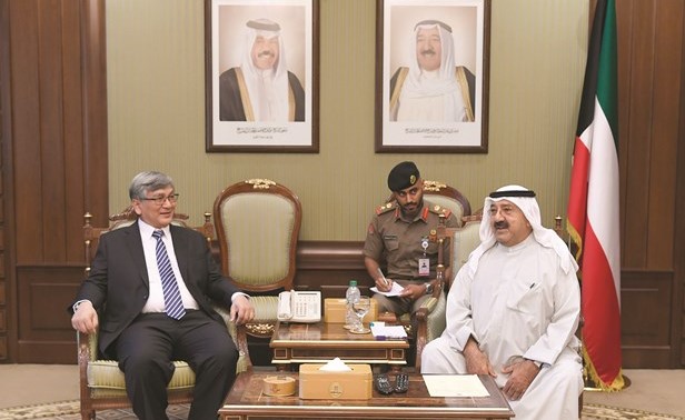 الشيخ ناصر صباح الأحمد خلال استقباله رئيس برلمان ماليزيا ﻿