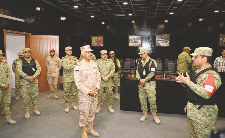 رئيس الأركان الفريق الركن محمد الخضر يستمع إلى إيجاز عن مراحل التمرين بحضور الفريق الركن هاشم الرفاعي﻿