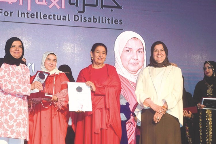 مركز الخرافي للمعاقين كرم الفائزات بجائزة الأم المثالية للإعاقات الذهنية