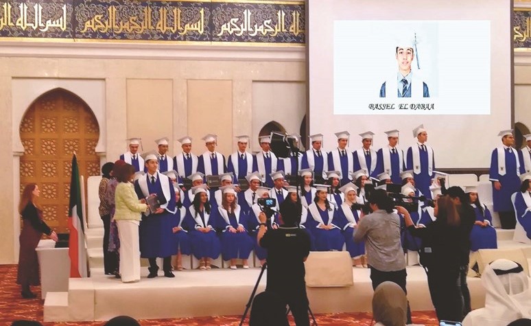 صورة جماعية للطلبة خلال حفل التخرج﻿