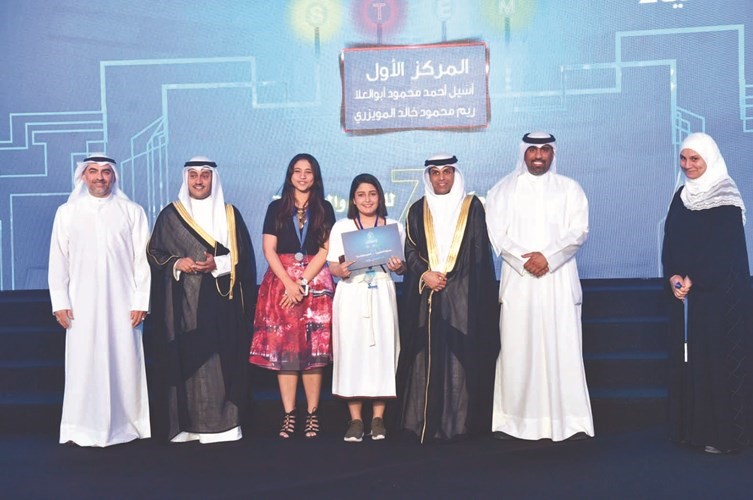 تكريم الطالبتين ريم المويزري وأسيل أبوالعلا الفائزتين بالمركز الأول في مجموعة الأحياء ﻿
